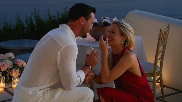 Ελίζα Σπένσερ:Αρραβωνιάστηκε η ανιψιά της πριγκίπισσας Νταϊάνα – Η ρομαντική πρόταση γάμου στη Σαντορίνη