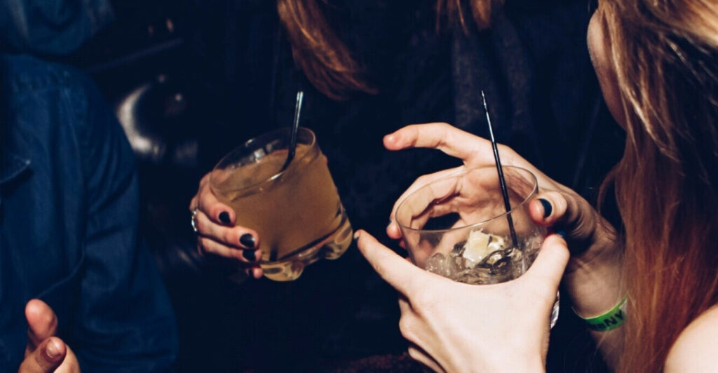 Στο νοσοκομείο 15χρονη από υπερβολική κατανάλωση αλκοόλ σε πάρτι στο Αγρίνιο – Συνελήφθησαν οι διοργανωτές