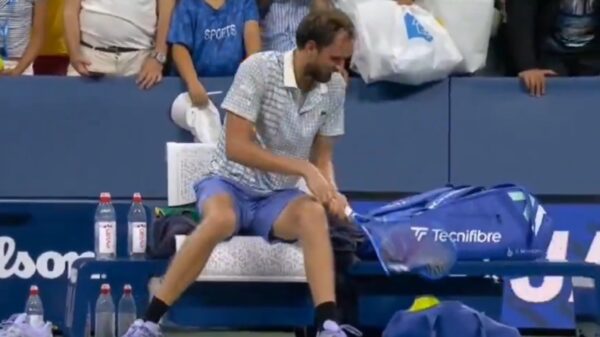 US Open: O Mεντβέντεφ έγινε έξαλλος και έσπασε τη ρακέτα του μετά τον αποκλεισμό – Δείτε βίντεο