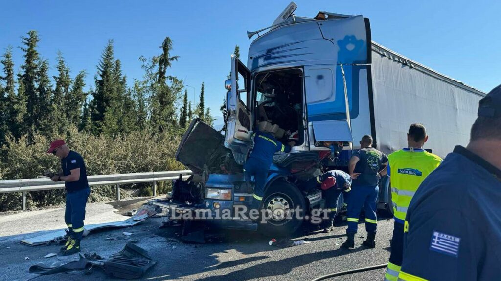 Τροχαίο με νταλίκες έξω από τη Λαμία με τραυματισμό ενός οδηγού- Γέμισε αλεύρι η εθνική οδός (ΒΙΝΤΕΟ-ΦΩΤΟ)