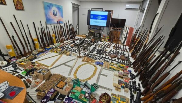 Κιάτο: Αυτό είναι το οπλοστάσιο σε σπίτι απόστρατου της Πολεμικής Αεροπορίας – Πάνω από 174 όπλα και 15.500 φυσίγγια (Βίντεο και φωτογραφίες)