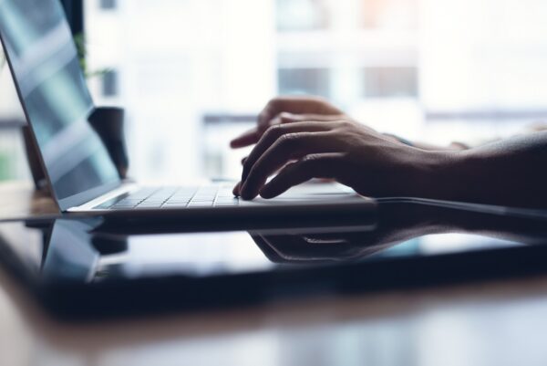 38χρονος Έλληνας υποχρέωνε ανήλικη στη Βουλγαρία να κακοποιεί σεξουαλικά την αδελφή της