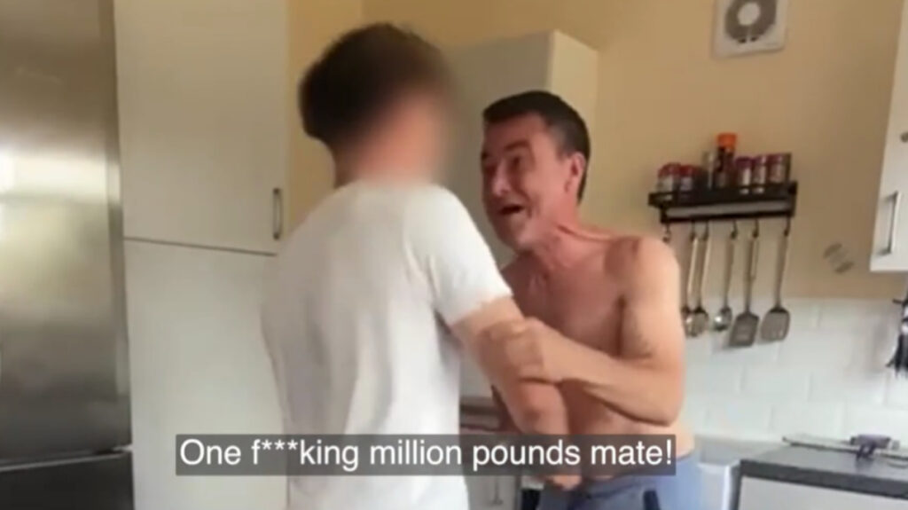 Βίντεο: Καρκινοπαθής πατέρας ανακοινώνει στον γιο του πως κέρδισε πάνω από 1 εκατ. ευρώ – Στην Ελλάδα το πρώτο τους ταξίδι