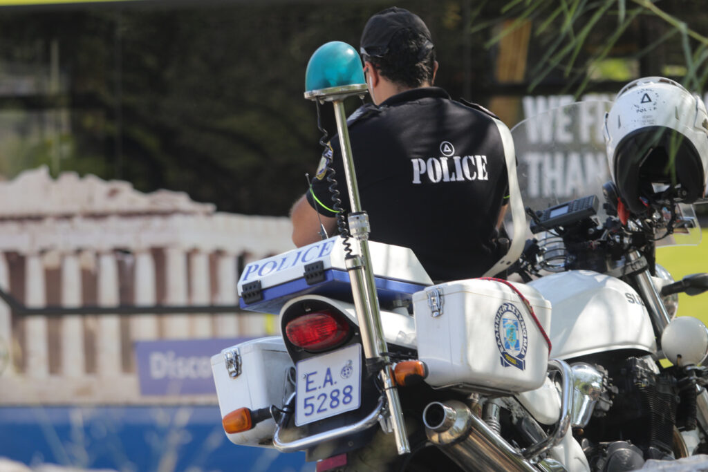 Τσαντάκιας πήγε να κλέψει άνδρα στην Ακρόπολη και κατέληξε στο νοσοκομείο με βαριές κακώσεις