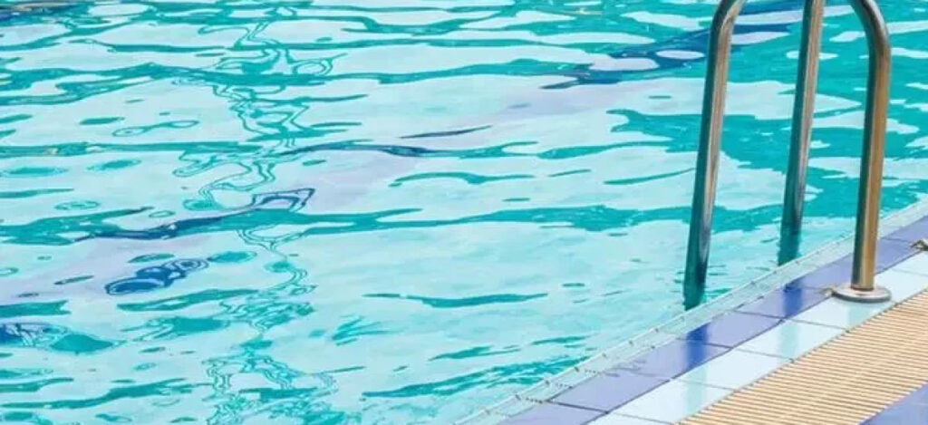 Ξενοδοχείο κατήγγειλε τουρίστρια ότι… αφόδευσε μέσα στην πισίνα