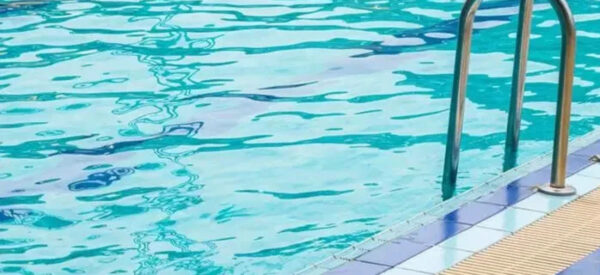 Ξενοδοχείο κατήγγειλε τουρίστρια ότι… αφόδευσε μέσα στην πισίνα