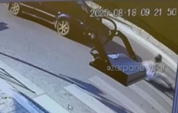 Η στιγμή που αυτοκίνητο παρέσυρε πεζό στον Πλατανιά Χανίων και τον πέταξε μακριά – Δείτε βίντεο