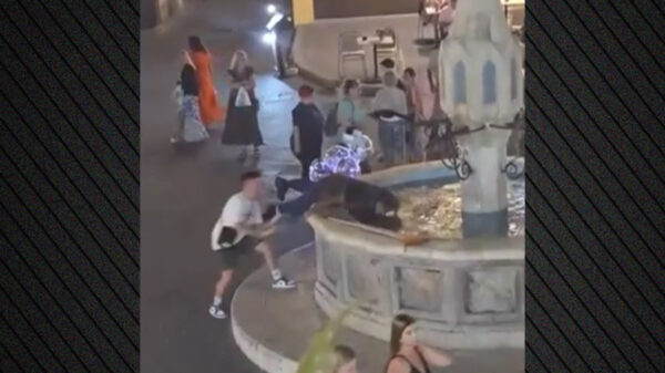 «Μου έδωσαν χρήματα για να με… αποζημιώσουν» – Η μαρτυρία του άστεγου που έριξε νεαρός σε σιντριβάνι στη Ρόδο