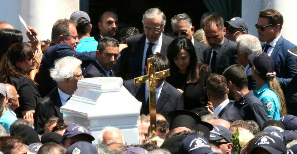 Ράγισαν καρδιές στο τελευταίο αντίο στη Λένα Σαμαρά – «Μαζί της θα είμαστε, δίπλα στο φως της» είπε στον αποχαιρετισμό του ο πατέρας της