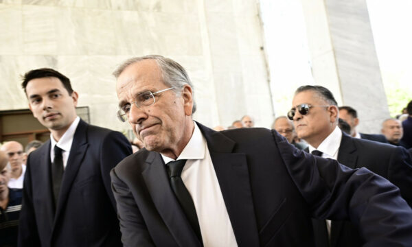 Σε κλίμα οδύνης αυτή την ώρα το τελευταίο αντίο στη Λένα Σαμαρά στο Α΄Νεκροταφείο