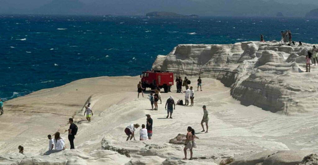Τραγωδία στο Σαρακήνικο της Μήλου: Δύο νεκροί από πνιγμό – Ο αέρας παρέσυρε τη γυναίκα, βούτηξε ο άντρας να τη σώσει