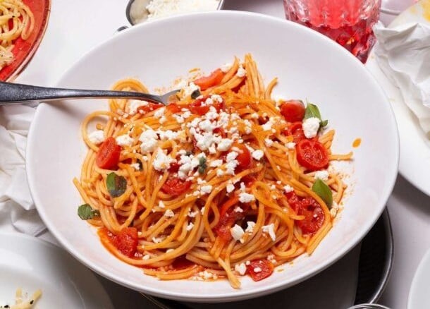 Σπαγγέτι με σάλτσα φρέσκιας ντομάτας, σκόρδο, δυόσμο και φέτα
