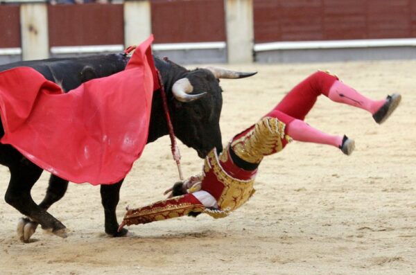 Ταυρομάχος σκοτώθηκε από ταύρο μπροστά στο έντρομο πλήθος – Νεκρός και θεατής την ώρα του αγώνα (video)