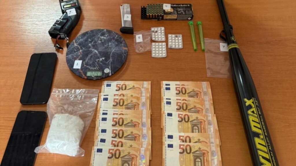 Πάνω από 150 γραμμάρια κοκαΐνης, αναβολικά χάπια και 1.550 ευρώ βρέθηκαν στο σπίτι του πρώην αστυνομικού και TikToker