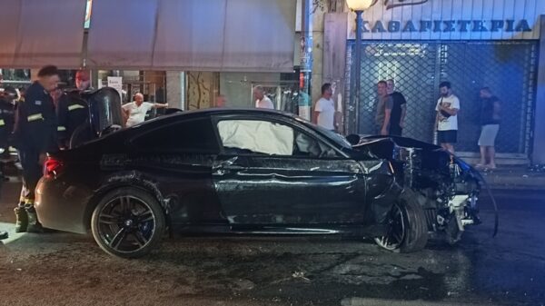 Σοβαρό τροχαίο στη Λεωφόρο Βουλιαγμένης – Οδηγός και επιβάτες εγκατέλειψαν το αυτοκίνητο μετά το ατύχημα