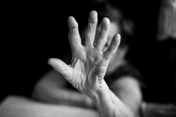 Λαμία: Ηλικιωμένη βγήκε να πετάξει τα σκουπίδια και της έκλεψαν τον χρυσό σταυρό από τον λαιμό