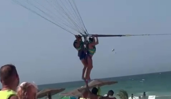 52χρονη Βρετανίδα κατήγγειλε σεξουαλική επίθεση σε πτήση με θαλάσσιο αλεξίπτωτο στην Τυνησία – «Ένιωσα βιασμένη» δήλωσε