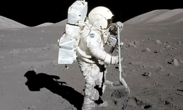 Διαστημική απάτη: 80χρονη έστειλε όλες τις οικονομίες της σε εγκλωβισμένο «αστροναύτη» για.. οξυγόνο