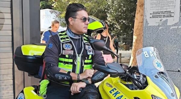 Μάχη στη ΜΕΘ για 47χρονο διασώστη του ΕΚΑΒ που τραυματίστηκε σε τροχαίο στην Καλλιθέα – Έκκληση για αίμα από τους συναδέλφους του