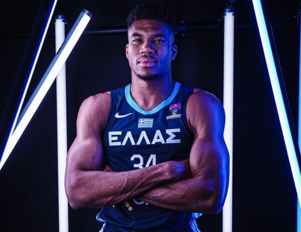 Συγκινητικό βίντεο-αφιέρωμα του Γιάννη Αντετοκούνμπο στα αδέλφια του για την Εθνική Ελλάδος – «Μια καρδιά είναι περισσότερο από μυς»