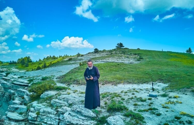 Ο καλύτερος διαφημιστής του Βόιου Κοζάνης είναι ένας… ιερέας – Viral στους ομογενείς ΗΠΑ και Αυστραλίας τα βίντεό του στο YouTube