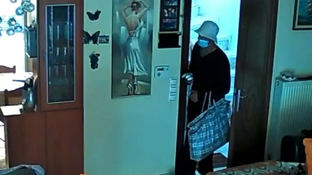 Βίντεο ντοκουμέντα από τον θρασύτατο διαρρήκτη που μπούκαρε μέρα μεσημέρι σε σπίτια στο Νέο Ηράκλειο και το Ίλιον