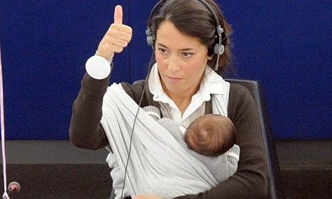 Το μωρό που μεγαλώνει στο Ευρωκοινοβούλιο – Η Ιταλίδα Ευρωβουλευτής που πάει παντού με την κόρη της