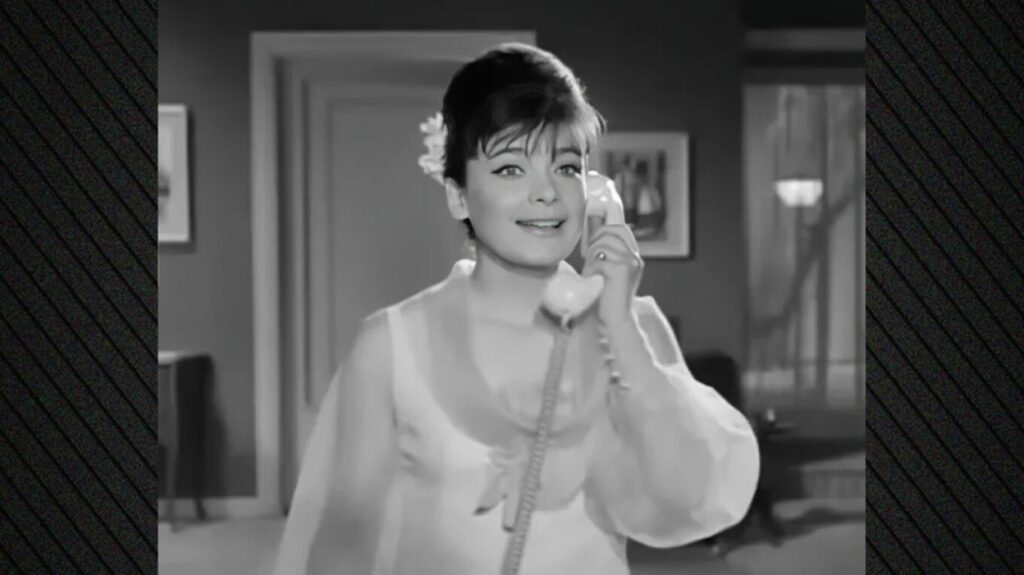 Φωτογραφία: Η Τζένη Καζάκου αναβιώνει τη διάσημη σκηνή της γιαγιάς της από την ταινία «Δεσποινίς Διευθυντής»