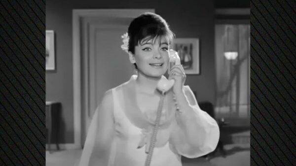 Φωτογραφία: Η Τζένη Καζάκου αναβιώνει τη διάσημη σκηνή της γιαγιάς της από την ταινία «Δεσποινίς Διευθυντής»