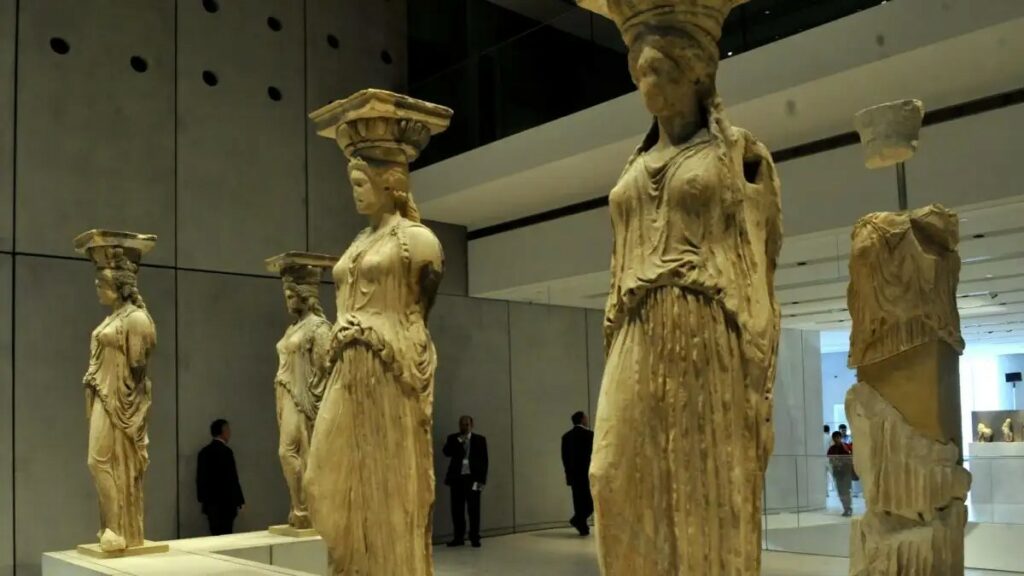Βίντεο AI δείχνει Kαρυάτιδα να «δραπετεύει» από το Βρετανικό Μουσείο και στέκεται ξανά δίπλα στις αδερφές της