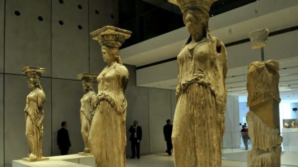 Βίντεο AI δείχνει Kαρυάτιδα να «δραπετεύει» από το Βρετανικό Μουσείο και στέκεται ξανά δίπλα στις αδερφές της