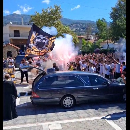 Απαρηγόρητος θρήνος στην κηδεία του 18χρονου Νίκου Παλάσκα – Τον αποχαιρέτησαν με τον ύμνο της ΑΕΚ