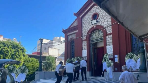 Πάτρα: «Μενεξέδες και Ζουμπούλια» για την Τιτίκα – Το τραγούδι που ράγισε καρδιές στο τελευταίο αντίο στην 86χρονη