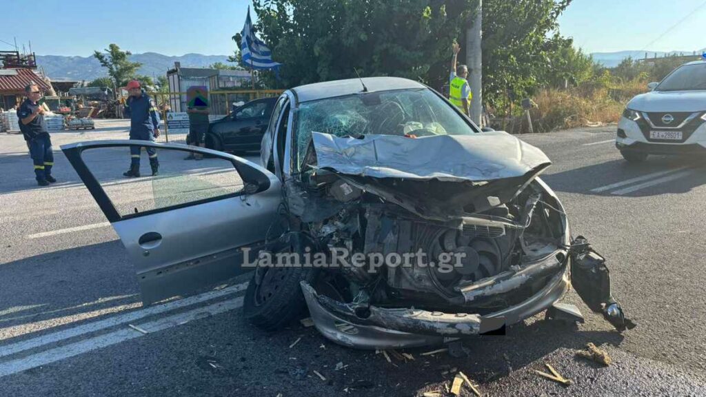 Τραγωδία στο Λιανοκλάδι: Πήγαινε για το νοσοκομείο και «καρφώθηκε» σε νταλίκα -Σκοτώθηκε ο παππούς της οικογένειας, τραυματισμένος ο πατέρας, οδηγός του Ι.Χ. (Φωτό και Βίντεο)