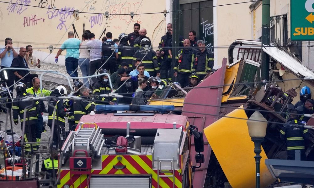 Εθνική τραγωδία στη Λισαβόνα: Χάος μετά τον εκτροχιασμό του ιστορικού τελεφερίκ Γκλόρια με 15 νεκρούς – «Yπάρχουν παιδιά εκεί κάτω»