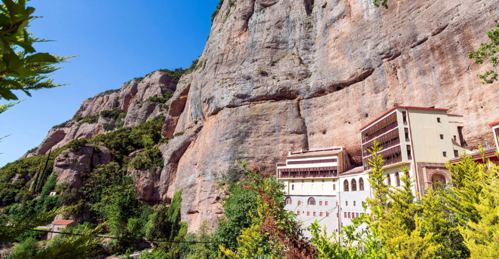 Καλάβρυτα: Συνελήφθη ο ηγούμενος της Μονής Σπηλαίου – Ετοιμαζόταν να πουλήσει 17 βυζαντινές εικόνες και δύο Ευαγγέλια του 18ου αιώνα για €200.000