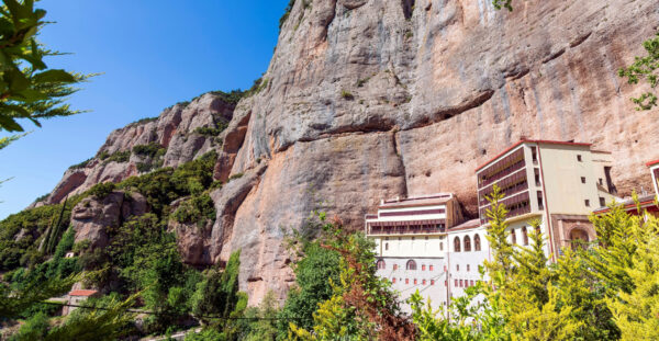 Καλάβρυτα: Συνελήφθη ο ηγούμενος της Μονής Σπηλαίου – Ετοιμαζόταν να πουλήσει 17 βυζαντινές εικόνες και δύο Ευαγγέλια του 18ου αιώνα για €200.000