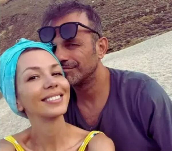 Ντέμης Νικολαΐδης: Η φωτογραφία του με τον Αλέξανδρο Τσουβέλα – Η πρώτη του εμφάνιση μετά τον θάνατο της Αλεξάνδρας Νικολαΐδου