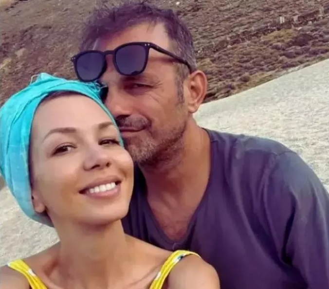 Ντέμης Νικολαΐδης: Η φωτογραφία του με τον Αλέξανδρο Τσουβέλα – Η πρώτη του εμφάνιση μετά τον θάνατο της Αλεξάνδρας Νικολαΐδου