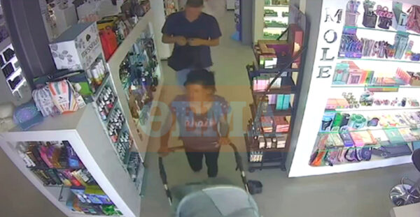 Πειραιάς: Η στιγμή που ο 17χρονος μπαίνει σε φαρμακείο με τη Ρομά μητέρα του βρέφους λίγο πριν το αρπάξει στα Καμίνια