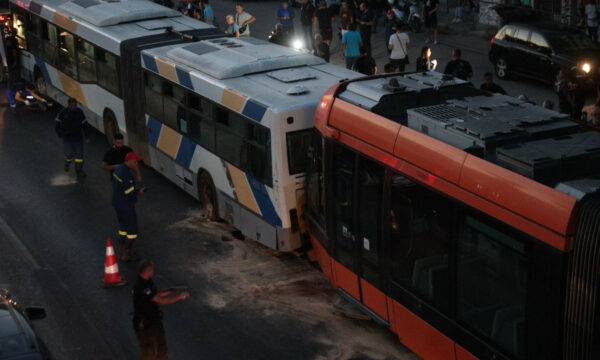 Πειραιάς: 31 τραυματίες από τη σύγκρουση τραμ με λεωφόρειο – Η ανακοίνωση του ΕΚΑΒ