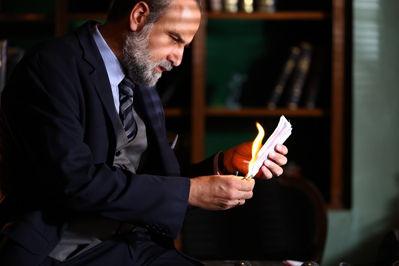 Άγιος έρωτας – Ο Μαρκόπουλος σκηνοθετεί τη δολοφονία της Καραντωνάκη-Όλες οι συναρπαστικές εξελίξεις