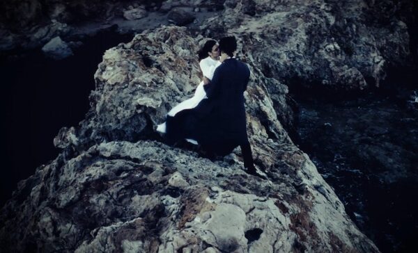 O Άγιος έρωτας έρχεται με  σκηνές βγαλμένες από ταινία (Photos)