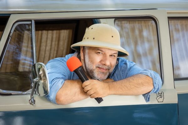 Ο Γρηγόρης Αρναούτογλου  επιστρέφει απόψε με το «The Roadshow»