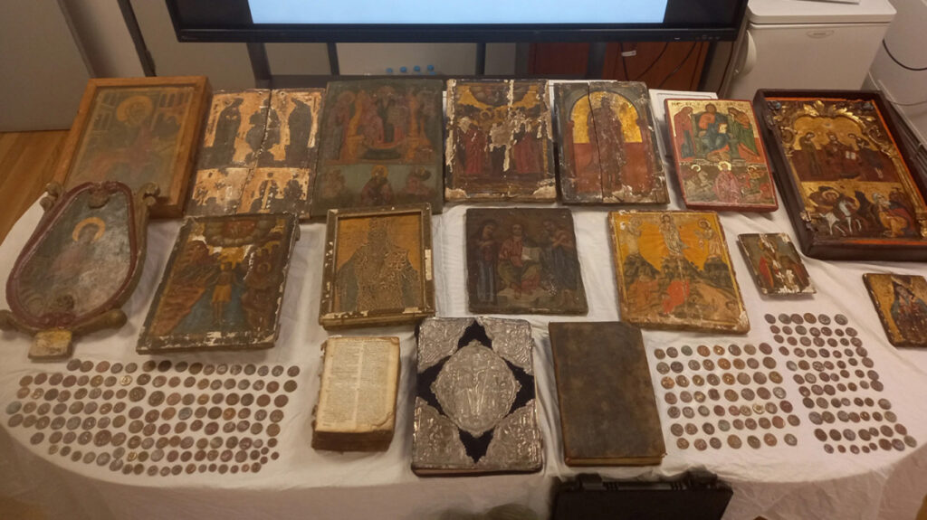 Καλάβρυτα: Από νομίσματα έως Ευαγγέλια του 18ου αιώνα – Ο «θησαυρός» του ηγούμενου και της οργάνωσης που εξάρθρωσε η ΕΛ.ΑΣ.