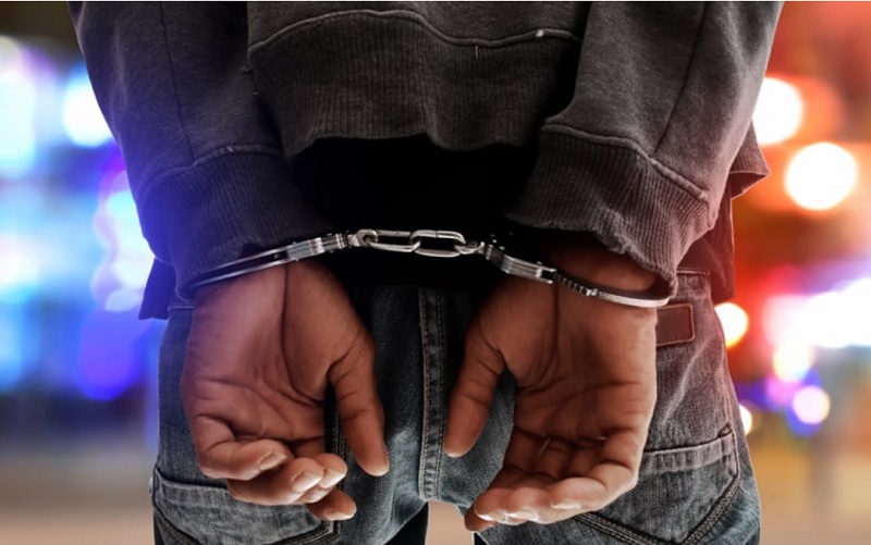 Χειροπέδες στον πατέρα για την καρπαζιά στο παιδί του