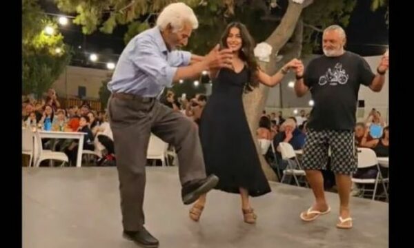 Η συγκινητική ανάρτηση του γιου του Γιώργου Κωβαίου από την Σχοινούσα για τον θάνατο του 92χρονου: Του άρεσε να χορεύει τις εγγονες του και να καμαρώνει τους εγγονους τού…