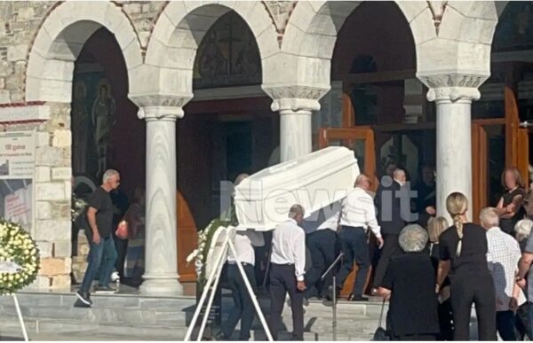 Βόλος: Βουβός θρήνος στην κηδεία του 20χρονου Ιάσωνα που έπεσε από την ταράτσα πολυκατοικίας – «Ήταν ένα ανόητο ατύχημα»