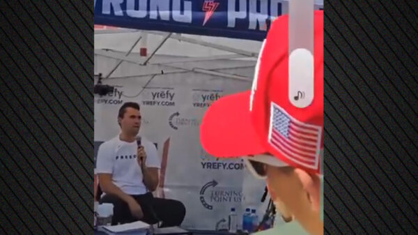 Τσάρλι Κερκ: Καταγγέλλουν κενό ασφαλείας στην ομιλία – Αναζητούν έναν άντρα σε ταράτσα που έτρεχε μετά τον πυροβολισμό