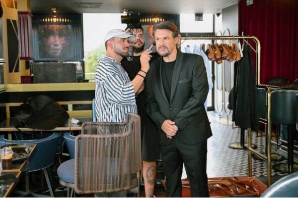 “Προσεχώς”… η πολυαναμενόμενη πρεμιέρα του Πάνου Κιάμου στο ανανεωμένο “Notes Live” της Κύπρου και στο backstage της φωτογράφισης όλοι πήραν μία γεύση από το τι πρόκειται να συμβεί στο πιο hot live πρόγραμμα της νέας σεζόν!